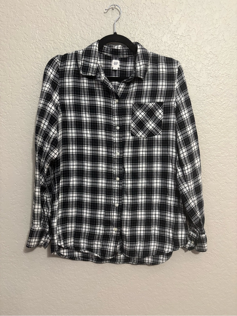 Gap Women’s Medium Black White Plaid Flannel Button-Up Shirt